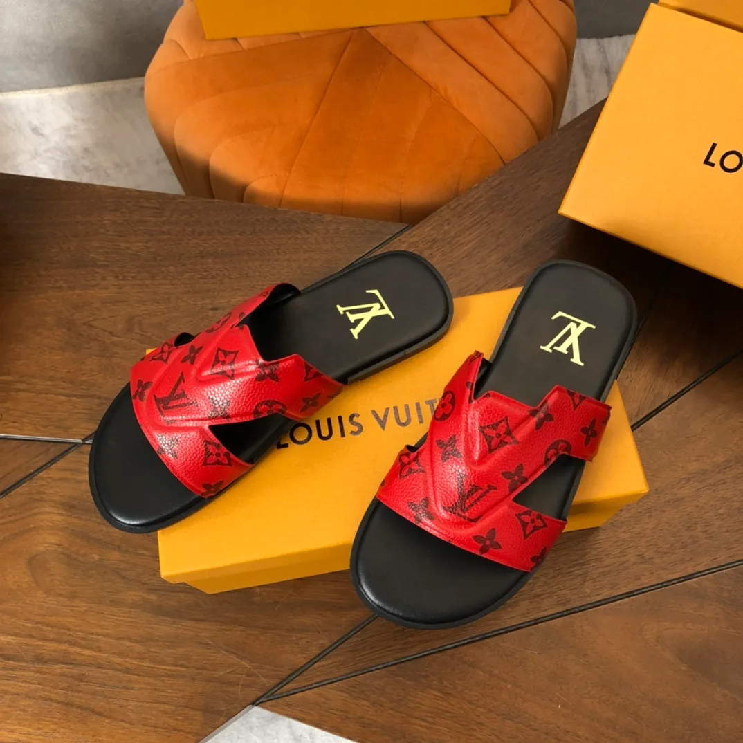 Factory price: 270💰LV counters are selling new brand luxury men's slippers, casual, loose and comfortable. The must-have model in the picture above [Happy][Happy], multiple colors available Size: 38-44, customized 45
